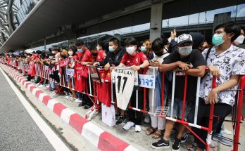 แฟนหงส์แห่ต้อนรับนักเตะคึกคักแน่นสนามบินสุวรรณภูมิ